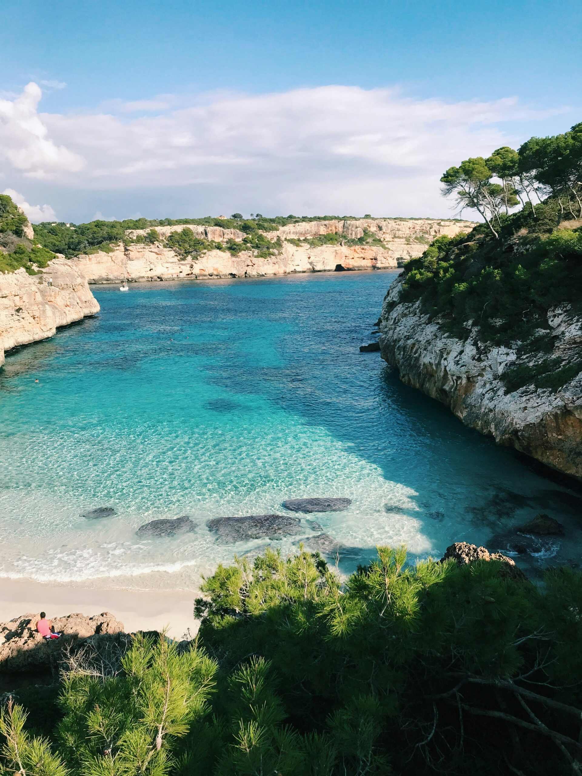 reiseuhu-aue3vSw8DQQ-unsplash Mallorca beach, turquoise water, low white cliffs in backgroun